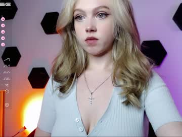 Nude girl small_blondee image #4037227