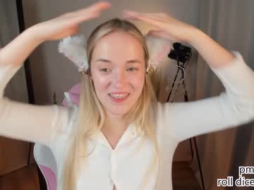 a_m_e_l_i_a nude cam