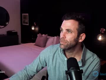 bareleeworking nude cam